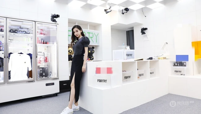angelababy化身女店收银员，毛衣黑裙搭配，尽显有致身材