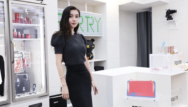 angelababy化身女店收银员，毛衣黑裙搭配，尽显有致身材