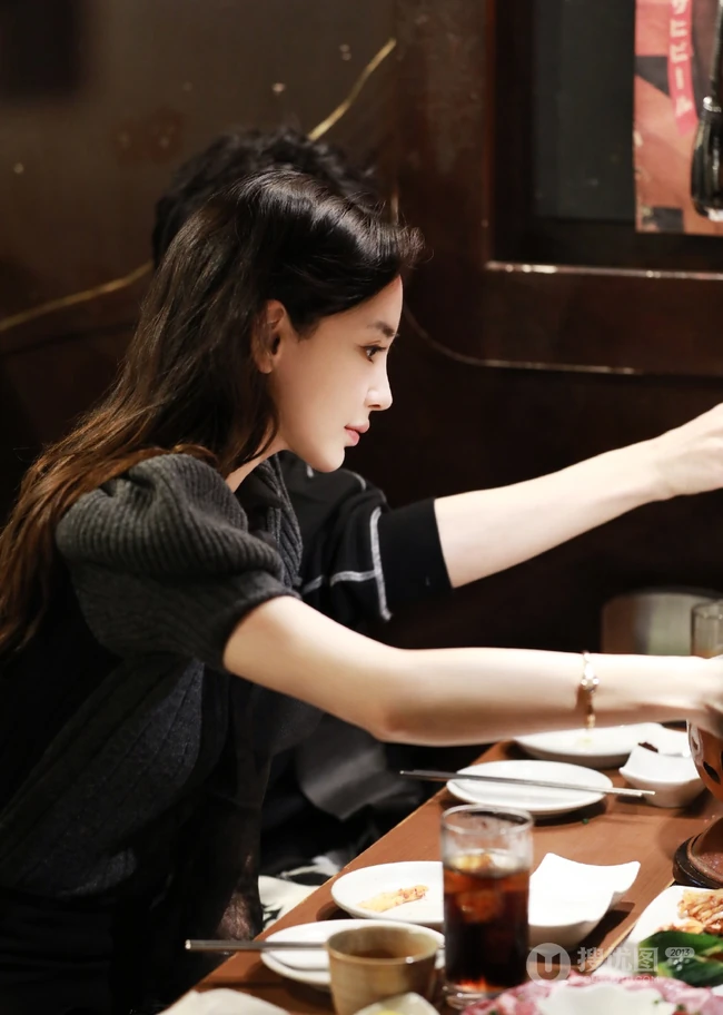 angelababy化身女店收银员，毛衣黑裙搭配，尽显有致身材