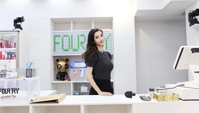 angelababy化身女店收银员，毛衣黑裙搭配，尽显有致身材