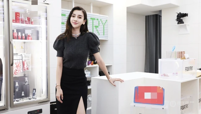 angelababy化身女店收银员，毛衣黑裙搭配，尽显有致身材