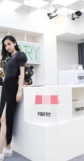 angelababy化身女店收银员，毛衣黑裙搭配，尽显有致身材