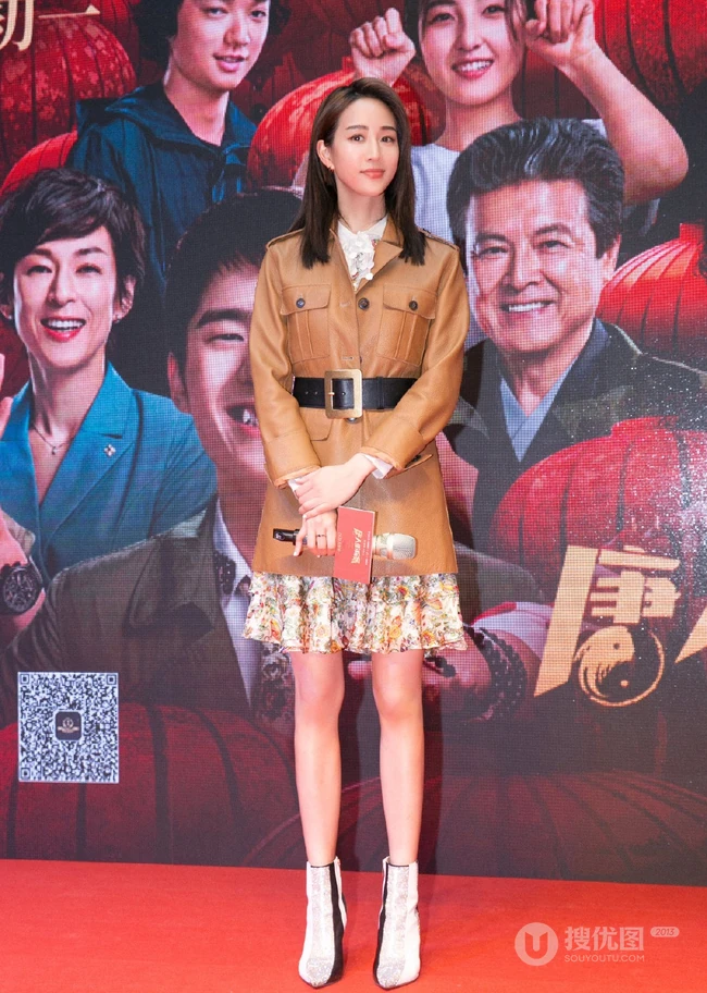 张钧甯皮衣搭花裙出席活动图片，身材高挑，笑容动人