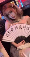 个性美女手机壁纸收执纸扇上书&ldquo;日本境内没醉过&rdquo;