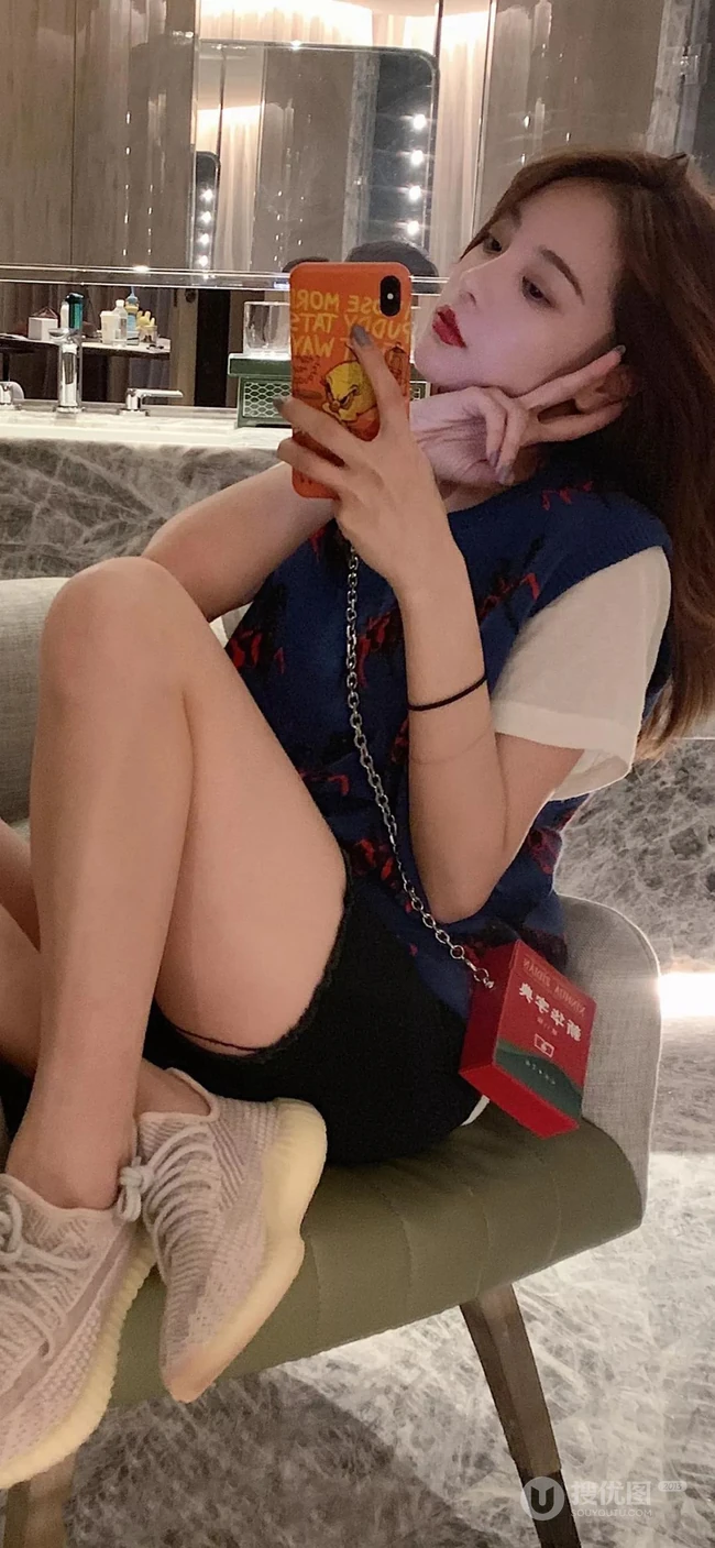 个性美女手机壁纸收执纸扇上书&ldquo;日本境内没醉过&rdquo;