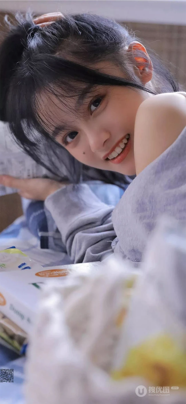 个性美女手机壁纸收执纸扇上书&ldquo;日本境内没醉过&rdquo;