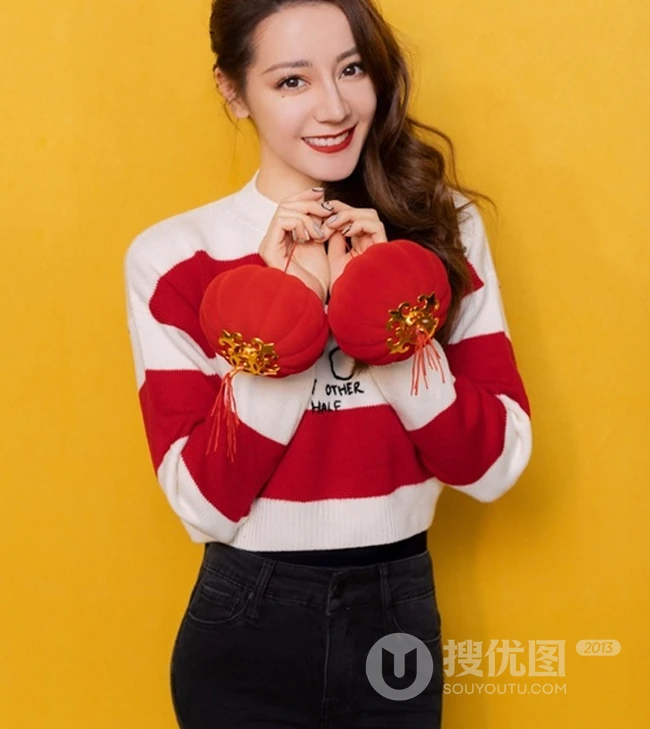 2020迪丽热巴迎新写真，紧身牛仔裤尽显完美匀称身形