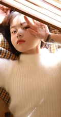 日系短发白皙女孩白衣肩带格子裤清新唯美室内写真照