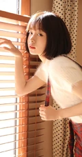 日系短发白皙女孩白衣肩带格子裤清新唯美室内写真照
