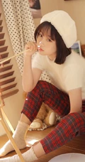 日系短发白皙女孩白衣肩带格子裤清新唯美室内写真照