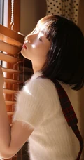 日系短发白皙女孩白衣肩带格子裤清新唯美室内写真照