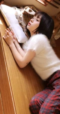 日系短发白皙女孩白衣肩带格子裤清新唯美室内写真照