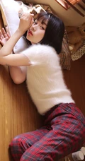 日系短发白皙女孩白衣肩带格子裤清新唯美室内写真照