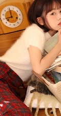 日系短发白皙女孩白衣肩带格子裤清新唯美室内写真照