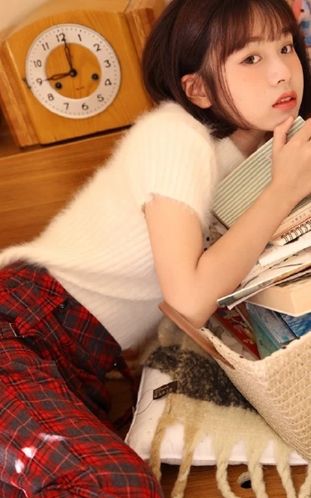 日系短发白皙女孩白衣肩带格子裤清新唯美室内写真照