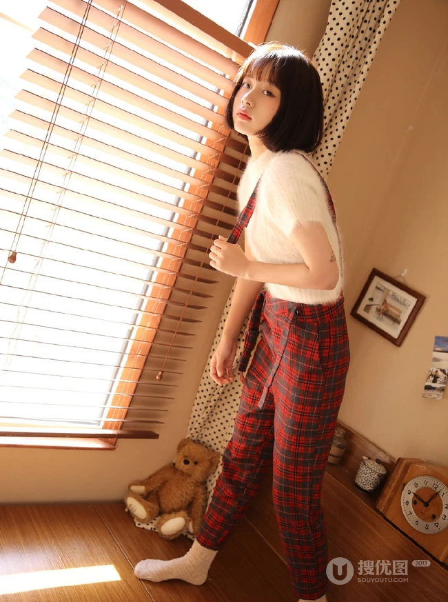 日系短发白皙女孩白衣肩带格子裤清新唯美室内写真照