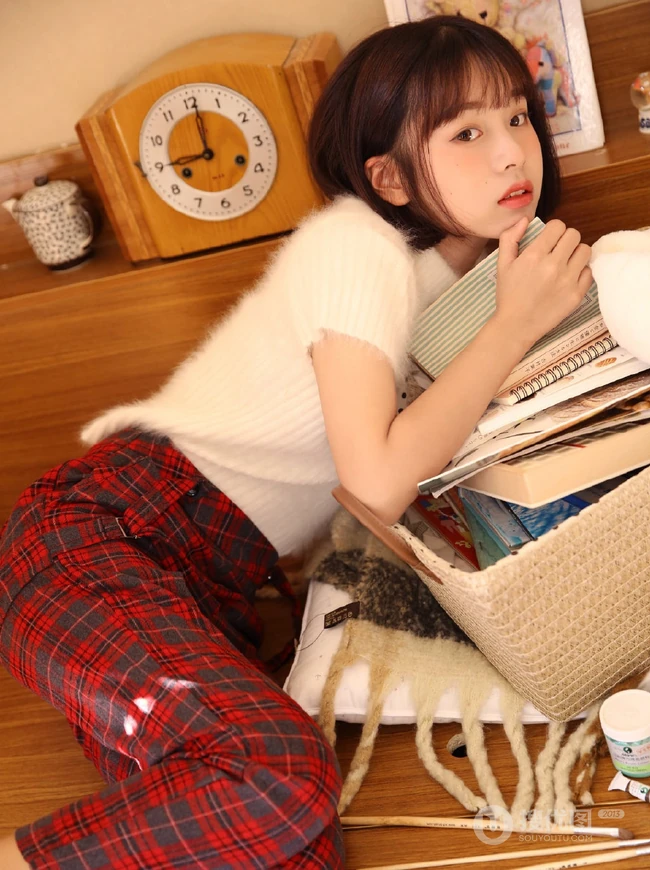 日系短发白皙女孩白衣肩带格子裤清新唯美室内写真照