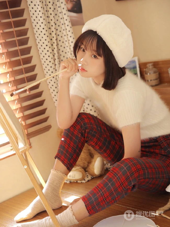 日系短发白皙女孩白衣肩带格子裤清新唯美室内写真照