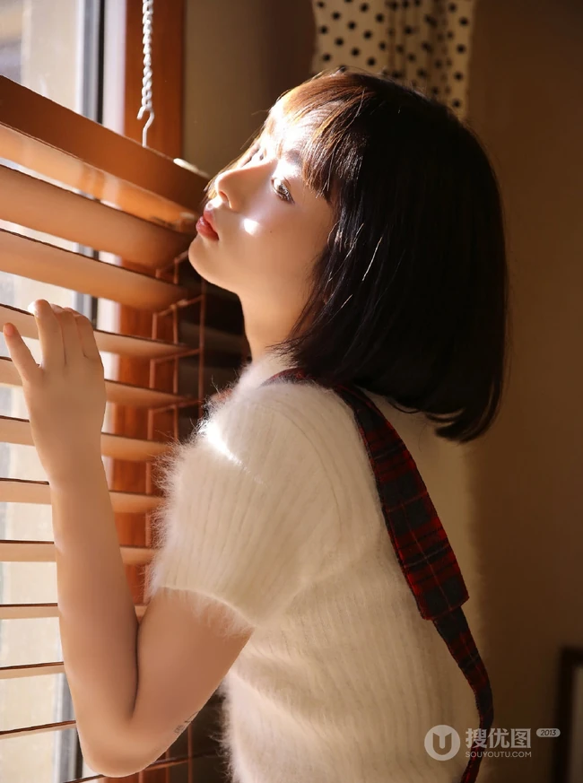 日系短发白皙女孩白衣肩带格子裤清新唯美室内写真照