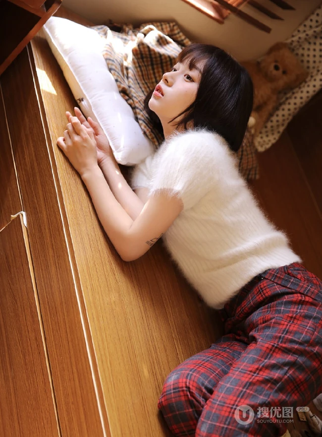 日系短发白皙女孩白衣肩带格子裤清新唯美室内写真照
