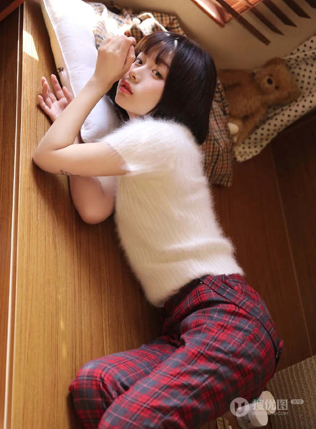 日系短发白皙女孩白衣肩带格子裤清新唯美室内写真照
