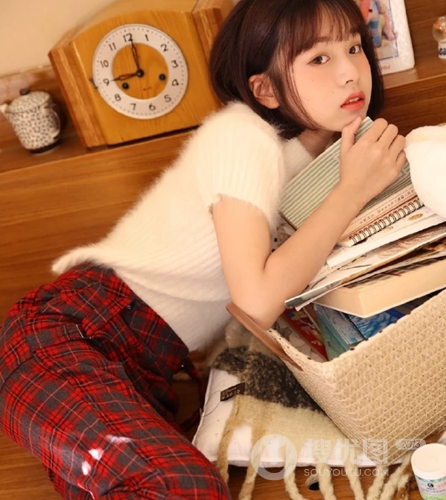 日系短发白皙女孩白衣肩带格子裤清新唯美室内写真照