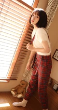日系短发白皙女孩白衣肩带格子裤清新唯美室内写真照