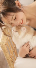 胸大苗条颜值高，肩带牛仔裤长腿女生气质室内写真图片