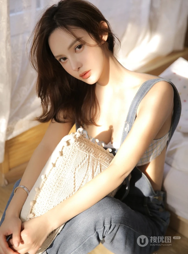 胸大苗条颜值高，肩带牛仔裤长腿女生气质室内写真图片