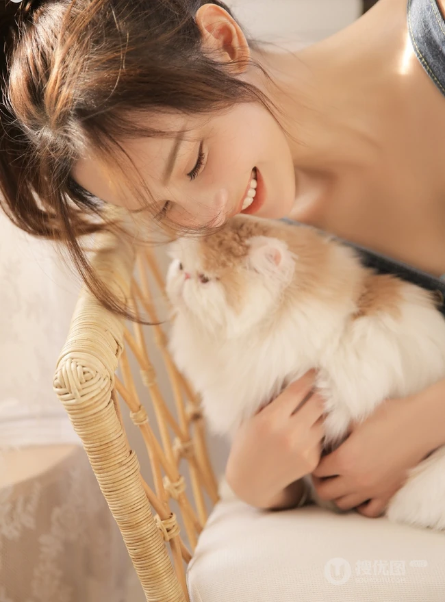 胸大苗条颜值高，肩带牛仔裤长腿女生气质室内写真图片
