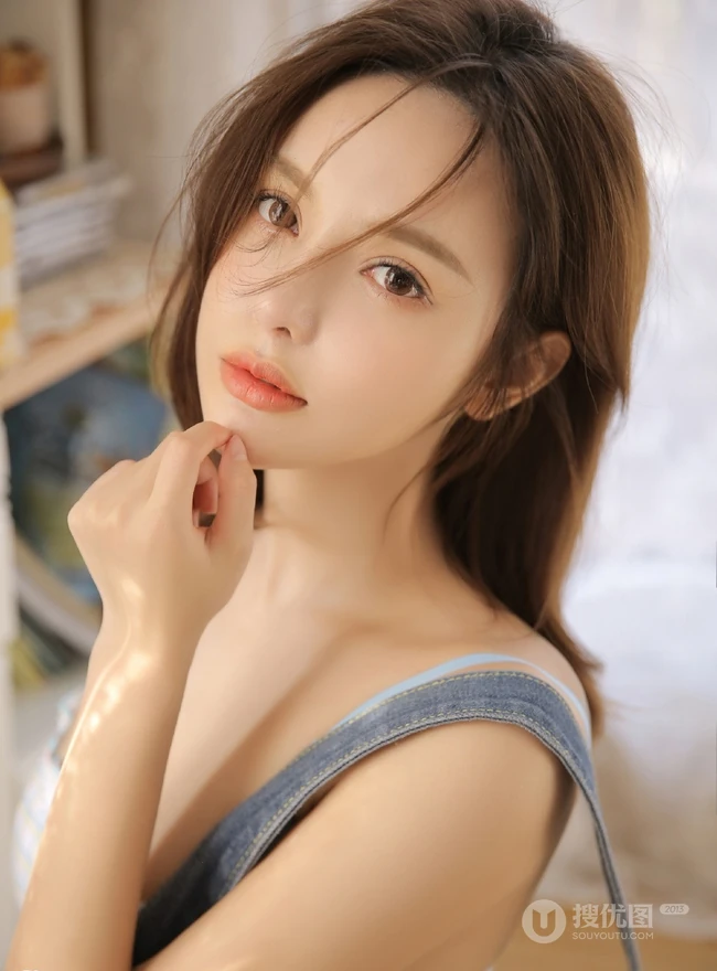 胸大苗条颜值高，肩带牛仔裤长腿女生气质室内写真图片