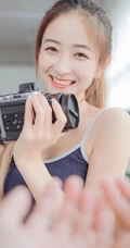 一台相机，一只猫，背心短裤可爱少女的唯美温馨室内图片
