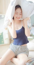 一台相机，一只猫，背心短裤可爱少女的唯美温馨室内图片
