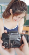 一台相机，一只猫，背心短裤可爱少女的唯美温馨室内图片