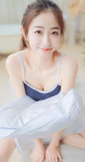 一台相机，一只猫，背心短裤可爱少女的唯美温馨室内图片