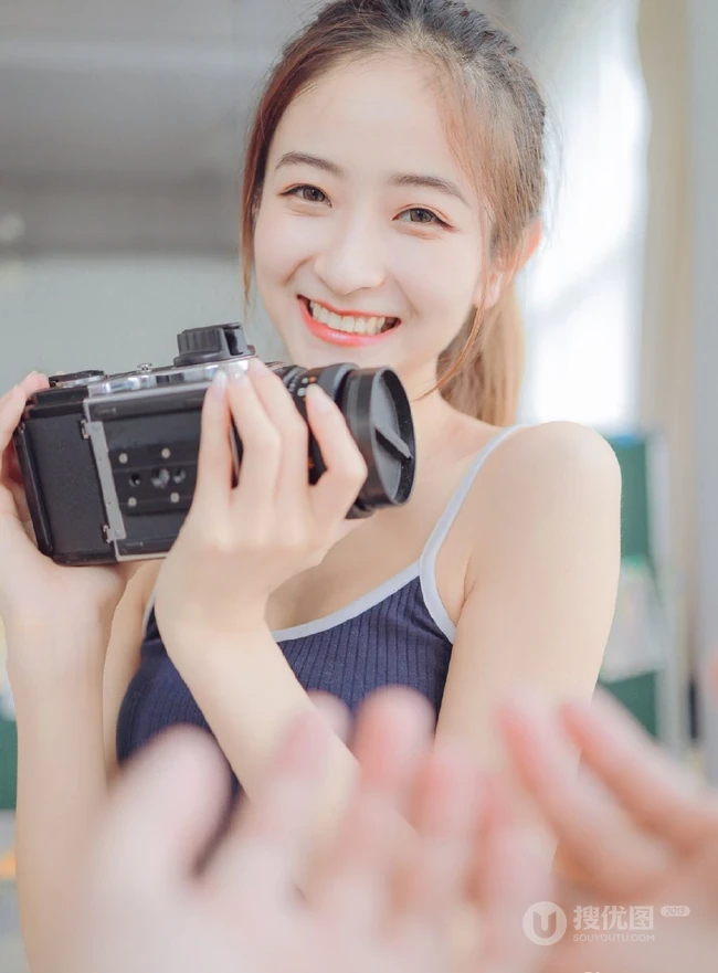 一台相机，一只猫，背心短裤可爱少女的唯美温馨室内图片