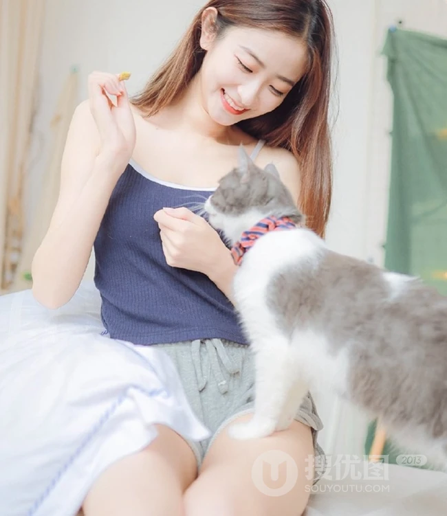一台相机，一只猫，背心短裤可爱少女的唯美温馨室内图片