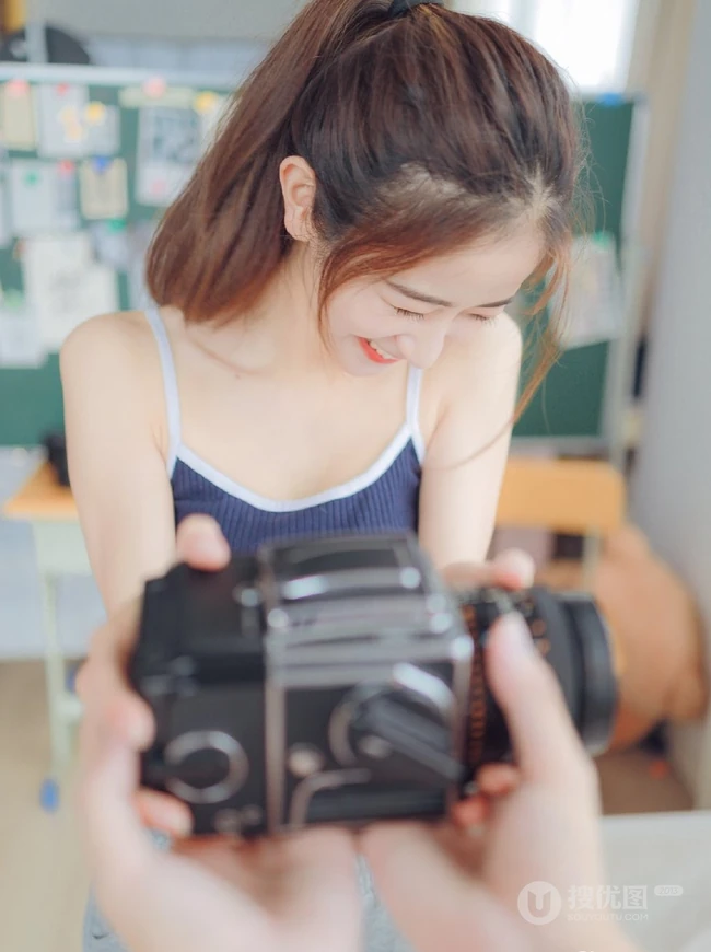 一台相机，一只猫，背心短裤可爱少女的唯美温馨室内图片