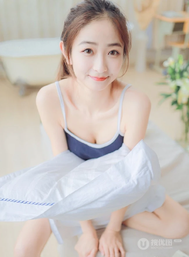 一台相机，一只猫，背心短裤可爱少女的唯美温馨室内图片