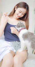一台相机，一只猫，背心短裤可爱少女的唯美温馨室内图片