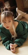 丸子头绿衣短裤元气少女搞怪可爱室内写真图片