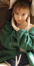 丸子头绿衣短裤元气少女搞怪可爱室内写真图片