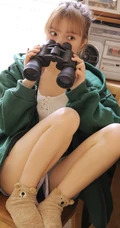 丸子头绿衣短裤元气少女搞怪可爱室内写真图片