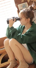 丸子头绿衣短裤元气少女搞怪可爱室内写真图片