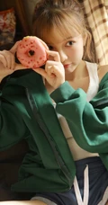 丸子头绿衣短裤元气少女搞怪可爱室内写真图片