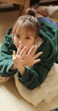 丸子头绿衣短裤元气少女搞怪可爱室内写真图片