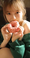 丸子头绿衣短裤元气少女搞怪可爱室内写真图片