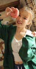 丸子头绿衣短裤元气少女搞怪可爱室内写真图片