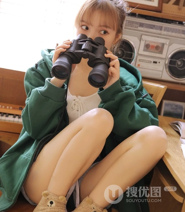 丸子头绿衣短裤元气少女搞怪可爱室内写真图片