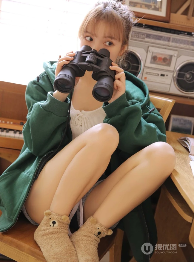 丸子头绿衣短裤元气少女搞怪可爱室内写真图片